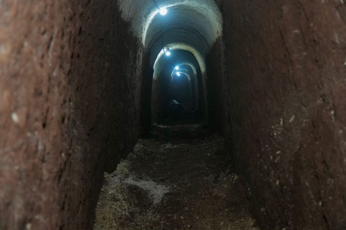 Este es el otro túnel que se construye en Mixco donde ya se coloca una red de tubería