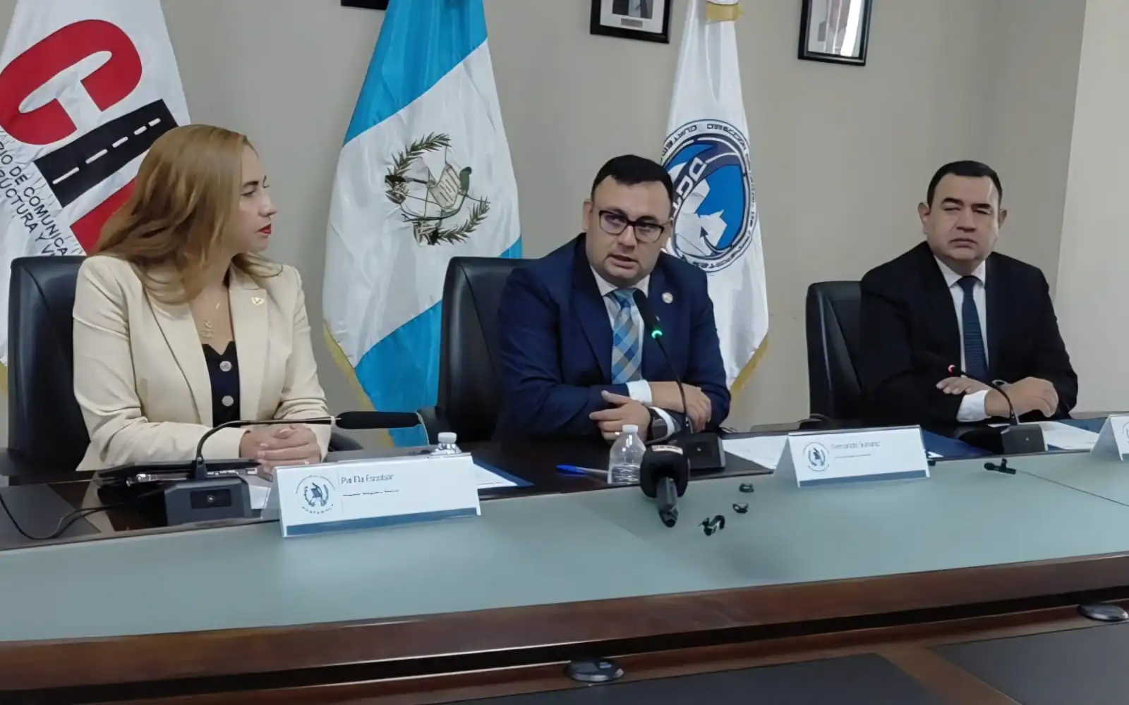En conferencia de prensa, el viceministro Fernando Suriano (al centro) y autoridades de la DGT hablaron sobre el avance en la implementación de los sistemas limitadores de velocidad.