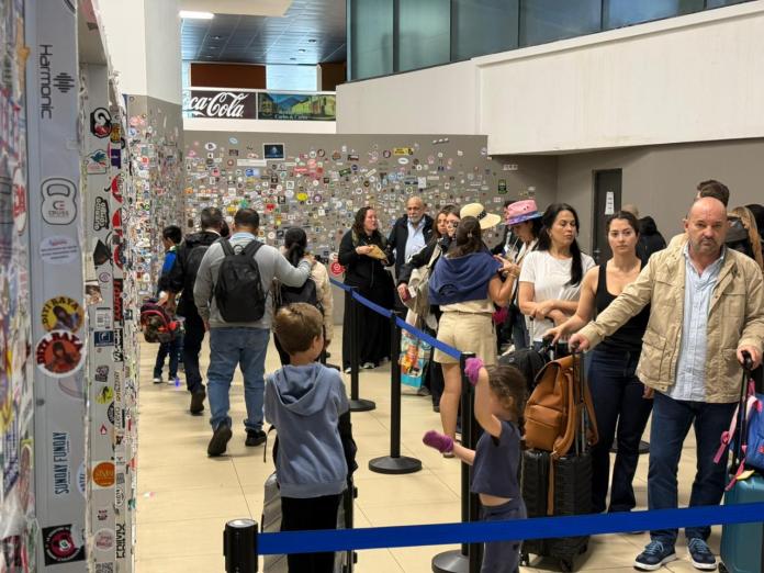 Aumento de turistas Aumento de turistas registrados en el Aeropuerto Internacional La Aurora. Foto La Hora: DGAC