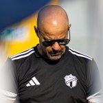 El "Fantasma" Figueroa realizó un confuso gesto hacia la afición de Municipal mientras salía del Trébol tras perder el Clásico 337 con Comunicaciones.