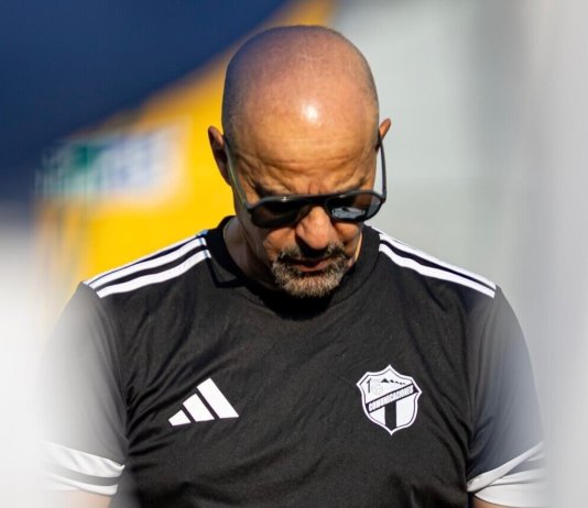 El "Fantasma" Figueroa realizó un confuso gesto hacia la afición de Municipal mientras salía del Trébol tras perder el Clásico 337 con Comunicaciones.