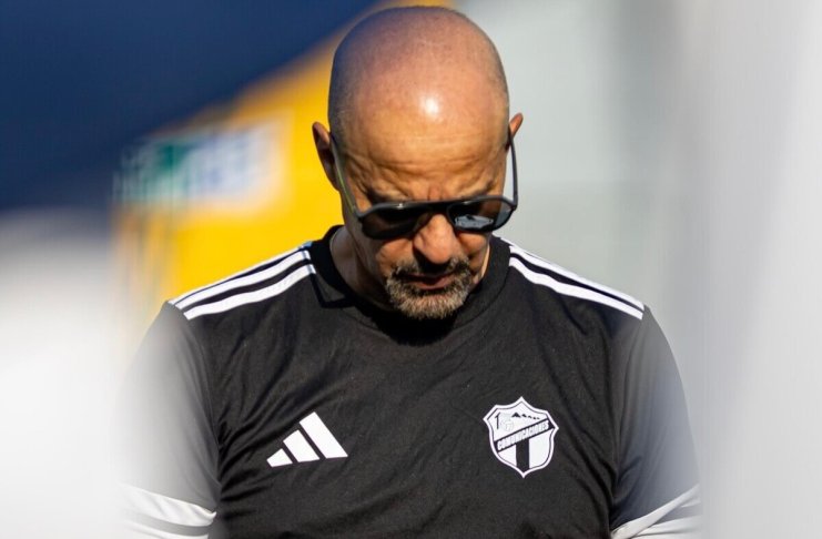 El "Fantasma" Figueroa realizó un confuso gesto hacia la afición de Municipal mientras salía del Trébol tras perder el Clásico 337 con Comunicaciones.