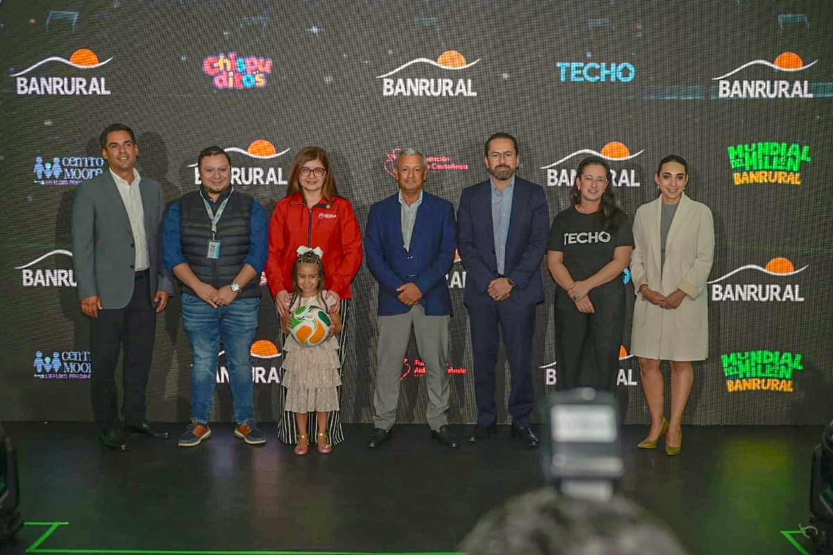 Representantes de BANTURAL junto a representantes de las fundaciones beneficiadas en la promoción "Mundial del Millón BANRURAL 2026”. Foto: Cortesía BANRURAL.