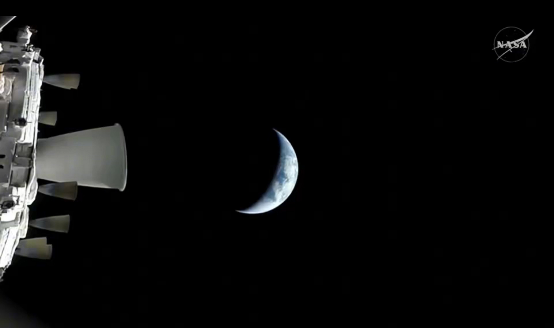 Imagen distribuida por la NASA que muestra la nave Orión de la misión Artemis II en su trayectoria de alejamiento de la Tierra. EFE/ NASA