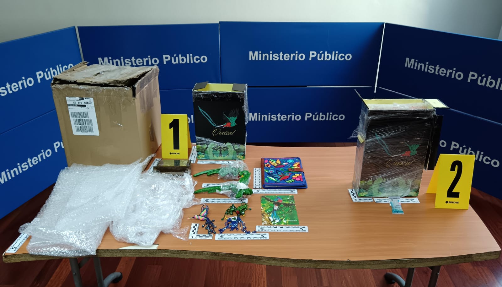 Localizan drogas ocultas en paquetería con artesanías guatemaltecas en bodegas aeroportuarias