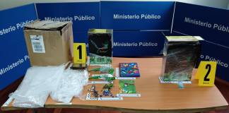 El Ministerio Público (MP) localizó drogas ocultas en paquetería con artesanía guatemalteca dentro de una bodega aeroportuaria.