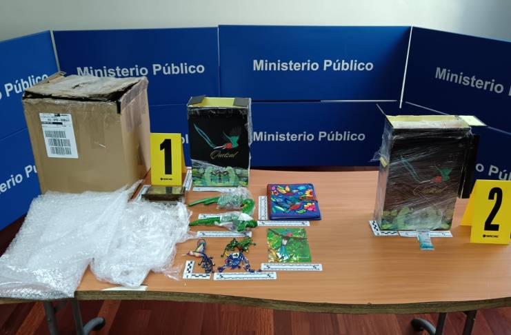 El Ministerio Público (MP) localizó drogas ocultas en paquetería con artesanía guatemalteca dentro de una bodega aeroportuaria.