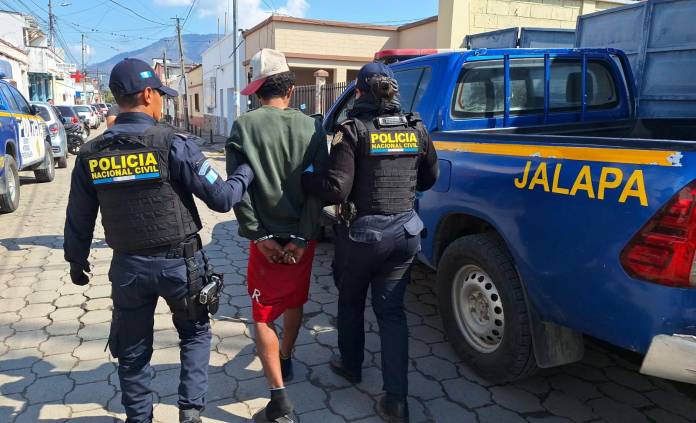 Un ciudadano de origen venezolano fue capturado en Jalapa, en donde se hacia pasar por limpiavidrios para robar a automovilistas. Un ciudadano de origen venezolano fue capturado en Jalapa, en donde se hacia pasar por limpiavidrios para robar a automovilistas.