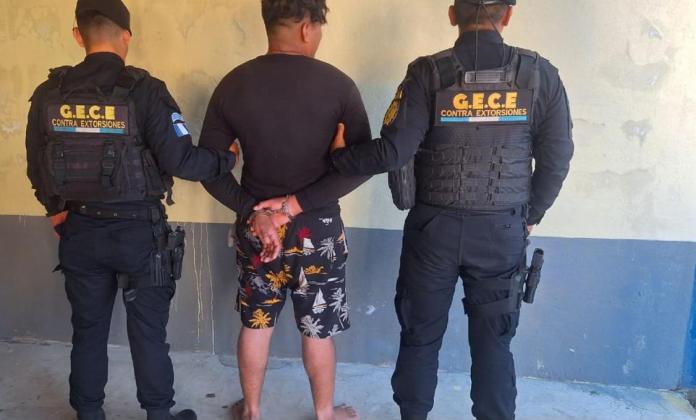 PNC captura en el mar a presunto agresor sexual en Playa Dorada, Izabal. Foto La Hora: PNC.