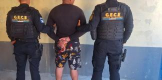 PNC captura en el mar a presunto agresor sexual en Playa Dorada, Izabal. Foto La Hora: PNC.