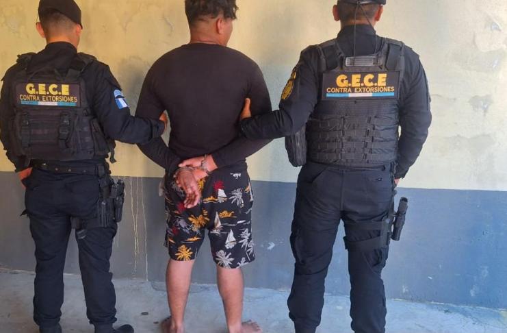 PNC captura en el mar a presunto agresor sexual en Playa Dorada, Izabal. Foto La Hora: PNC.