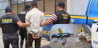 Hombre capturado tras allanamiento en donde localizaron más de Q180 mil en efectivo. Foto La Hora: PNC