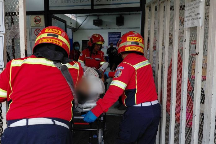 Bomberos trasladando a hombre herido de bala tras ataque armado en zona 6. Foto La Hora: CBM