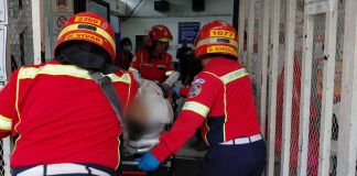 Bomberos trasladando a hombre herido de bala tras ataque armado en zona 6. Foto La Hora: CBM