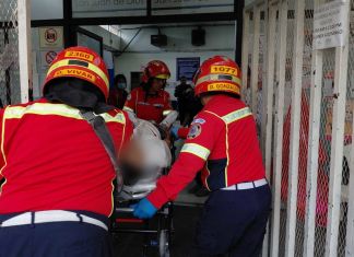 Bomberos trasladando a hombre herido de bala tras ataque armado en zona 6. Foto La Hora: CBM