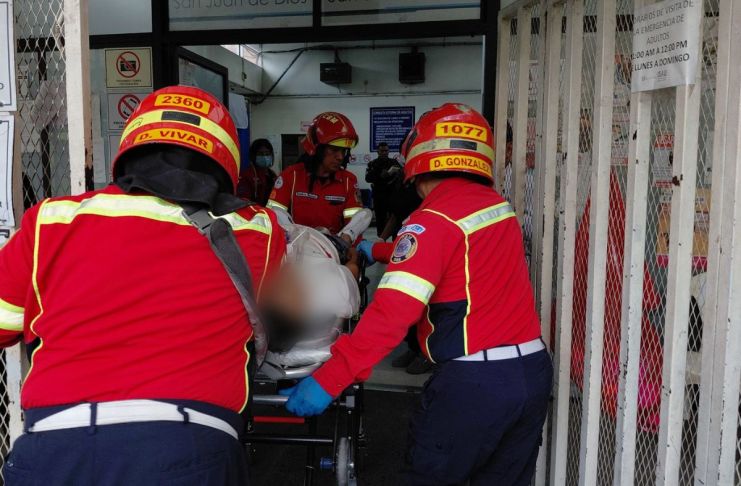 Bomberos trasladando a hombre herido de bala tras ataque armado en zona 6. Foto La Hora: CBM