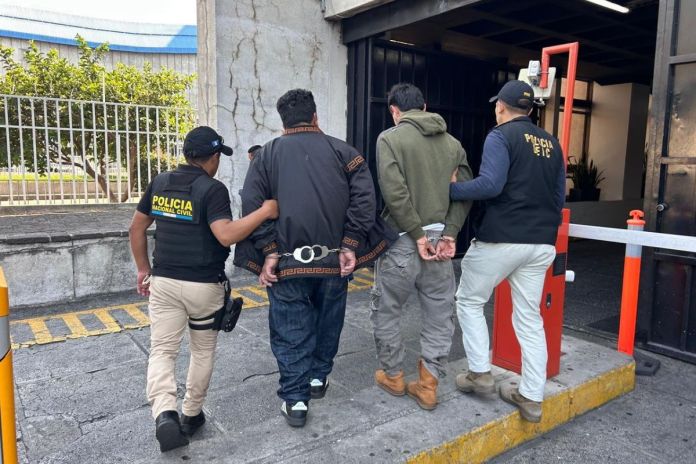 Hombres capturados tras su llegada al país en un vuelo de deportados. Foto La Hora: PNC