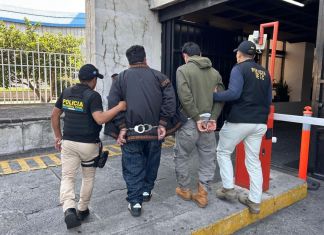 Hombres capturados tras su llegada al país en un vuelo de deportados. Foto La Hora: PNC