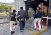 Hombres capturados tras su llegada al país en un vuelo de deportados. Foto La Hora: PNC