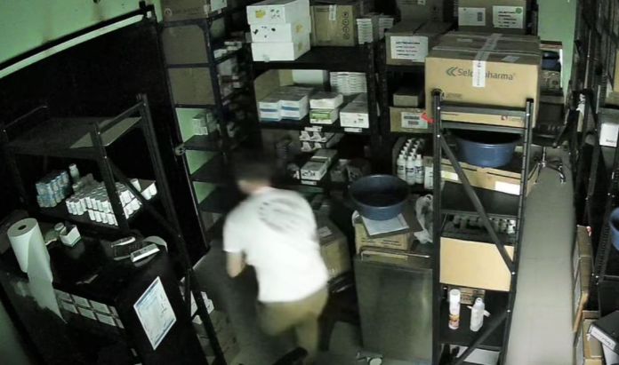 Salud publicó una grabación donde se revela de cómo un grupo de personas sustrae medicina del Hospital Infantil Elisa Martínez, de Puerto Barrios, Izabal. Foto La Hora: captura de pantalla MSPAS