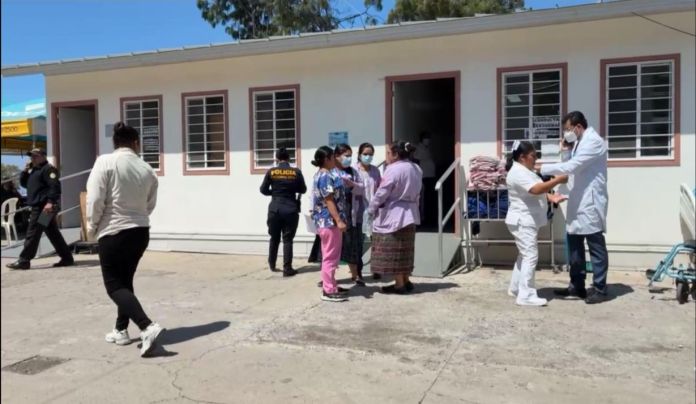 Varios estudiantes habrían ingerido alimentos en mal estado en el almuerzo del jueves, según se ha conocido. Foto La Hora: Red25TV