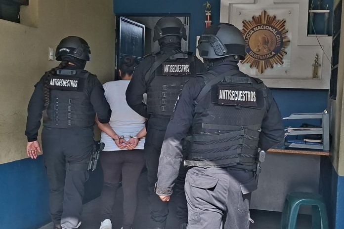 Imagen de referencia de operativo en contra de la banda criminal Imitadores de Secuestros. Foto La Hora: PNC