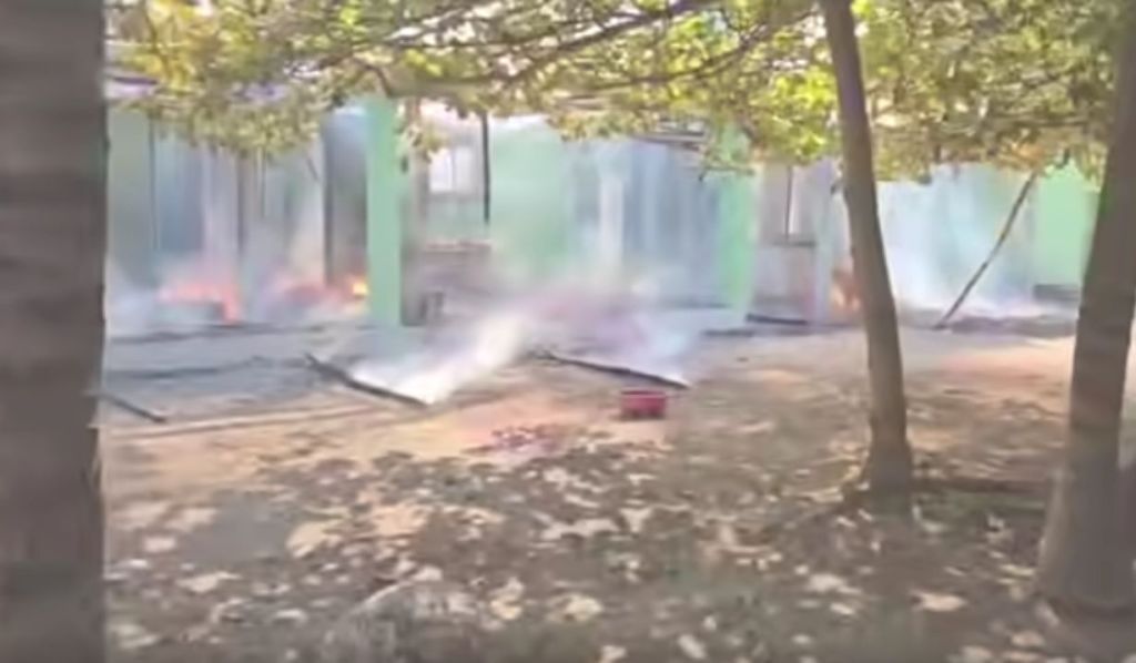 El techo de la casa donde se efectuó el allanamiento fue consumido por las llamas. Foto: La Hora: captura de pantalla redes sociales