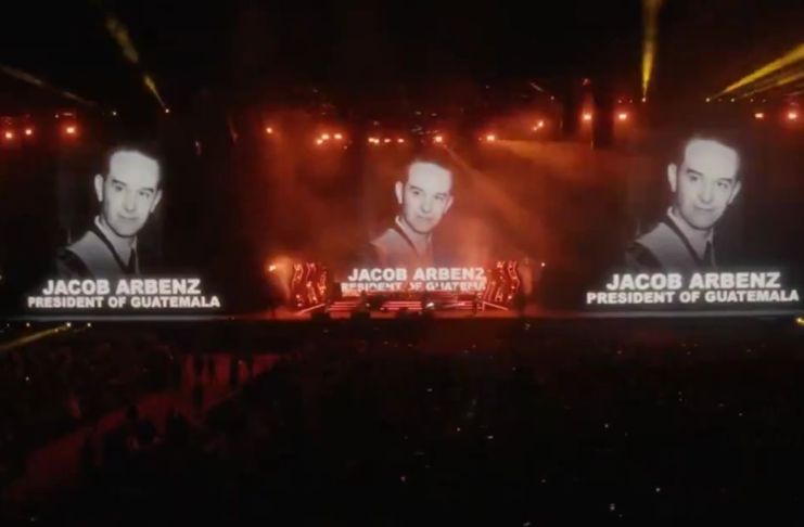 La imagen del expresidente de Guatemala, Jacobo Árbenz Guzmán, se publicó en el cierre del festival Coachella. Foto La Hora: captura de pantalla Power to the People