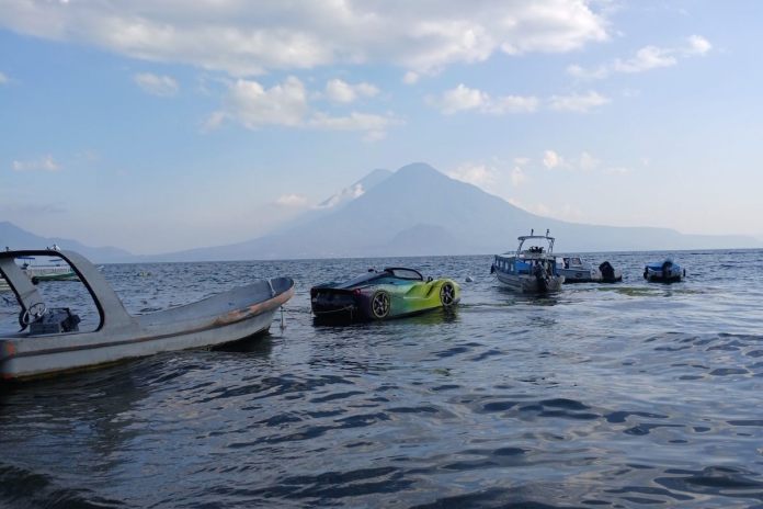 Jetcar Atitlan Jetcar es retirado del lago de Atitlán tras muerte y hallazgo del cuerpo de Jesler Palacios.