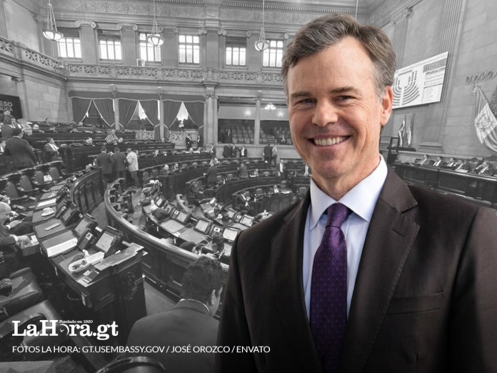 Actual encargado de negocios de la Embajada de Estados Unidos en Guatemala, John Barret, y fondo del Congreso de la República que discute la ley antilavado. Arte La Hora: Alejandro Ramìrez