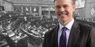 Actual encargado de negocios de la Embajada de Estados Unidos en Guatemala, John Barret, y fondo del Congreso de la República que discute la ley antilavado. Arte La Hora: Alejandro Ramìrez