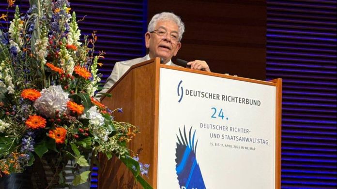 La ceremonia de entrega tuvo lugar como parte del evento de apertura de la conferencia “Día Alemán de Jueces y Fiscales” en Weimar. Foto La Hora: JotayGuatemala/X