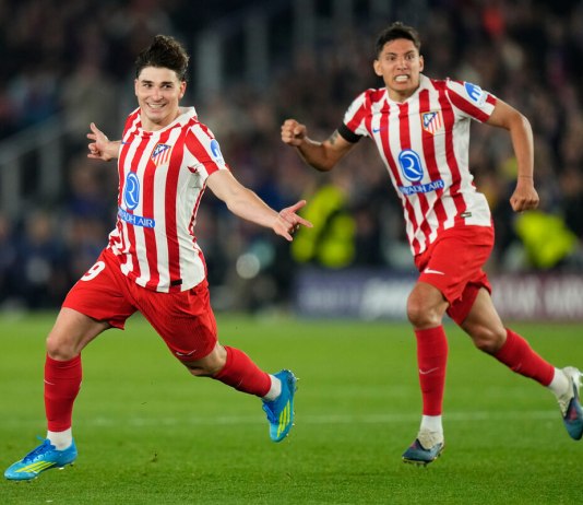 Julián Álvarez anotó el primer gol del Atlético de Madrid en su victoria 2-0 frente al Barcelona en la ida de los cuartos de final de la Champions League.