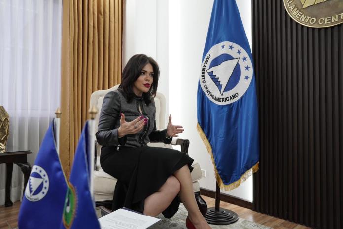 La presidenta del Parlacen Karla Gutiérrez Herrera en su despacho, ubicado en la ciudad de Guatemala. Foto La Hora: Parlacen.