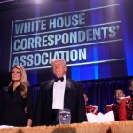 Karoline Leavit se encontraba cerca de la pareja presidencial el sábado por la noche cuando se preveía la cena con corresponsales de la Casa Blanca.