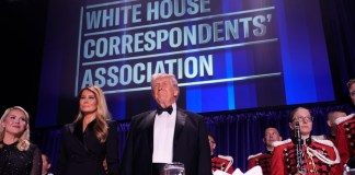 Karoline Leavit se encontraba cerca de la pareja presidencial el sábado por la noche cuando se preveía la cena con corresponsales de la Casa Blanca.