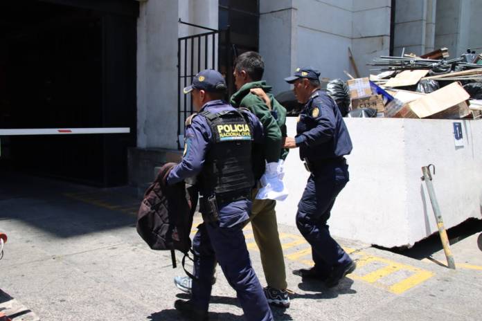 La Verbena Hombre y menor de edad serían los presuntos responsables de ataque armado en Colonia la Verbena. Foto La Hora: PNC.