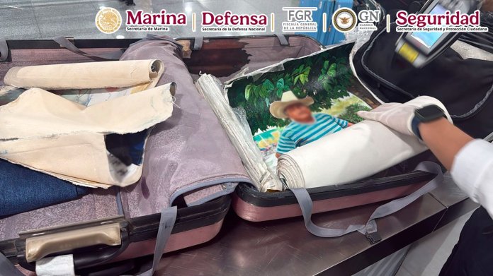 Pasajera que transportaba lienzos con cocaína adherida a la pintura es detenida en Aeropuerto de México. Foto La Hora: SEMARMX.