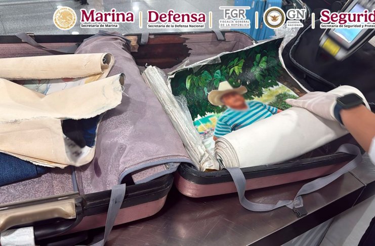 Pasajera que transportaba lienzos con cocaína adherida a la pintura es detenida en Aeropuerto de México. Foto La Hora: SEMARMX.