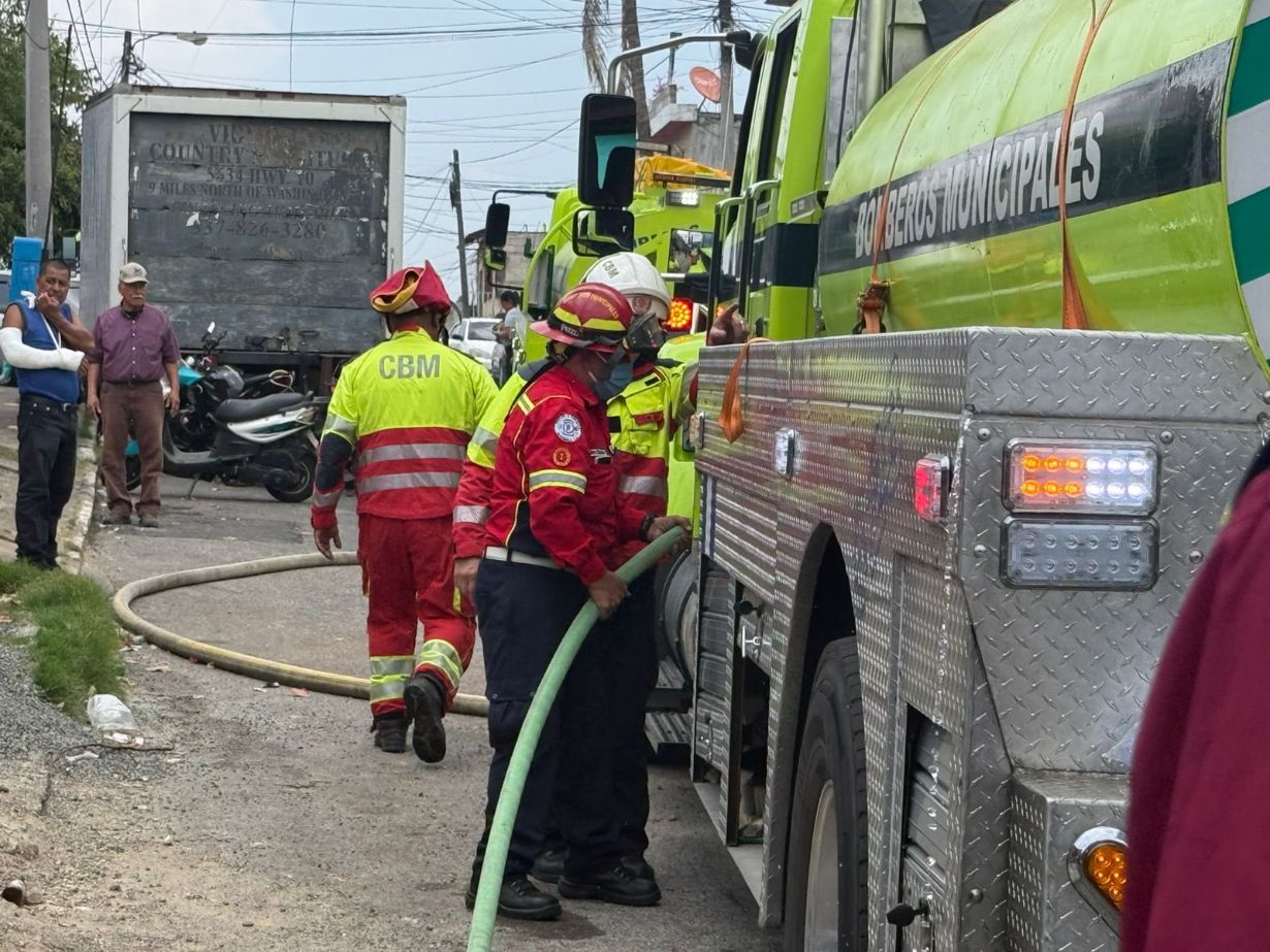 Incendio forestal corre ladera arriba y alcanza bodega en la zona 5 capitalina sin causar víctimas