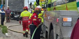 Varias motobombas han sido utilizadas para sofocar el siniestro registrado en la zona 5. Foto La Hora: Bomberos Municipales