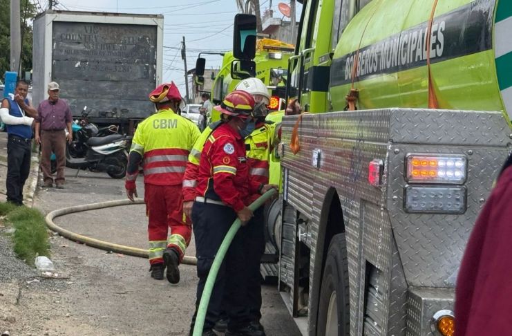 Varias motobombas han sido utilizadas para sofocar el siniestro registrado en la zona 5. Foto La Hora: Bomberos Municipales