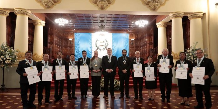 Maestros-galardonados-con-la-Orden-Nacional-Francisco-Marroquin-Foto-Noe-Perez1-1140x570 Docentes galardonados con la Orden Nacional Francisco Marroquín, en el Palacio Nacional de la Cultura.