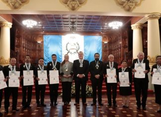 Mineduc reconoce la docencia y entrega el Premio “Profesora María Chinchilla” Docentes galardonados con la Orden Nacional Francisco Marroquín, en el Palacio Nacional de la Cultura.
