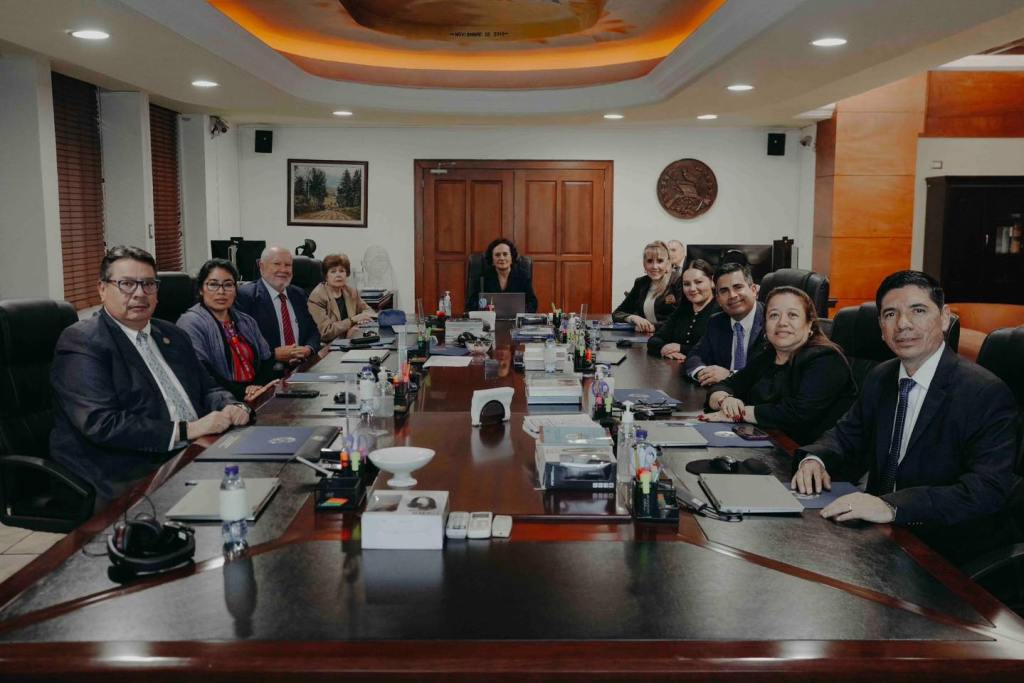 Los 10 magistrados —cinco titulares y cinco suplentes— de la Corte de Constitucionalidad tomaron posesión del cargo a la medianoche del 14 de abril. Foto La Hora: CC.