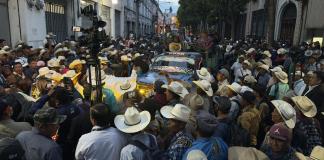 Manifestantes de exmilitares bloqueando el ingreso del Congreso como presión para la aprobación de la reforma de la ley que les otorga un aporte económico. Foto La Hora: Jose Orozco