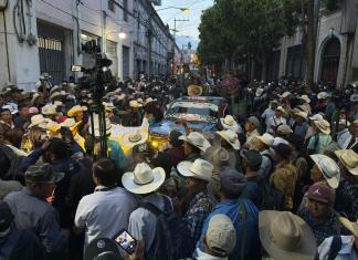 Manifestantes de exmilitares bloqueando el ingreso del Congreso como presión para la aprobación de la reforma de la ley que les otorga un aporte económico. Foto La Hora: Jose Orozco