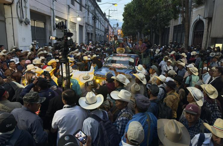 Manifestantes de exmilitares bloqueando el ingreso del Congreso como presión para la aprobación de la reforma de la ley que les otorga un aporte económico. Foto La Hora: Jose Orozco