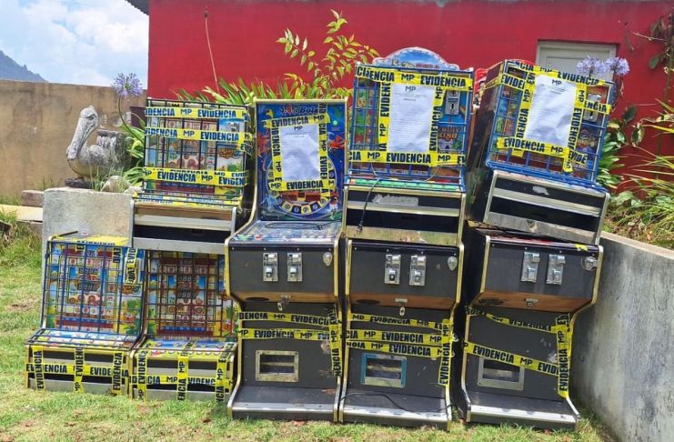 Máquinas tragamonedas incautadas tras operativo en San Marcos. Foto La Hora: PNC