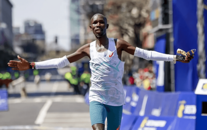 El keniano John Korir rompió el récord del Maratón de Boston en su edición número 130 con un tiempo de 2h01:52.